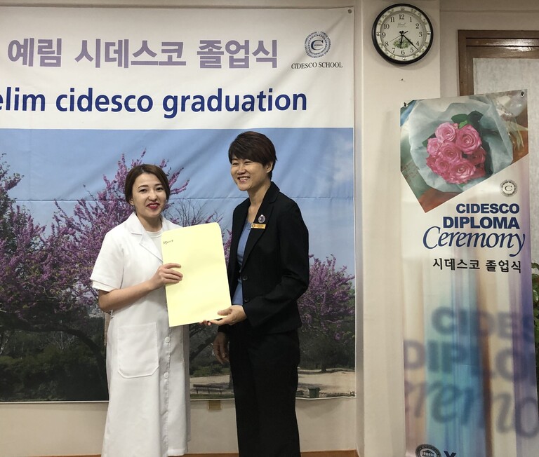 카자흐스탄 학생 라라 시데스코 자격증 취득후 시험관과 사진 촬염
