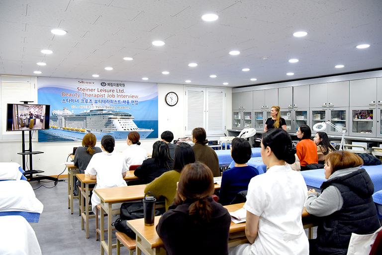 스타이너 크루즈 잡인터뷰 장면