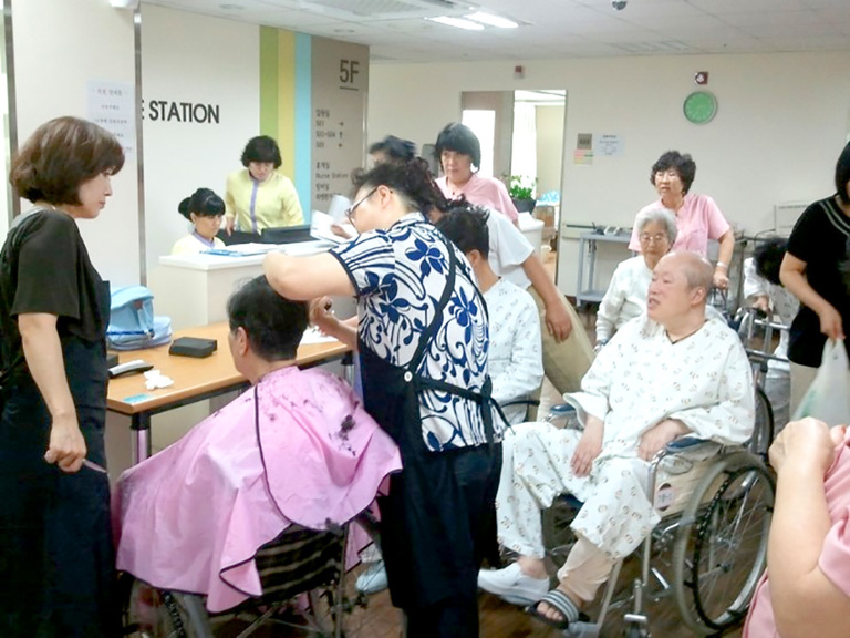 전숙재 선생님과 에림학생들 커트 봉사장면