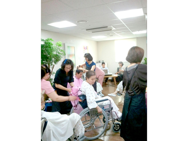 노인요양원에서 예림 졸업생 커트봉사장면